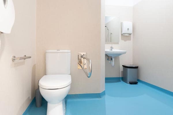 Baño adaptado del centro de día Bo-Lar en Vigo