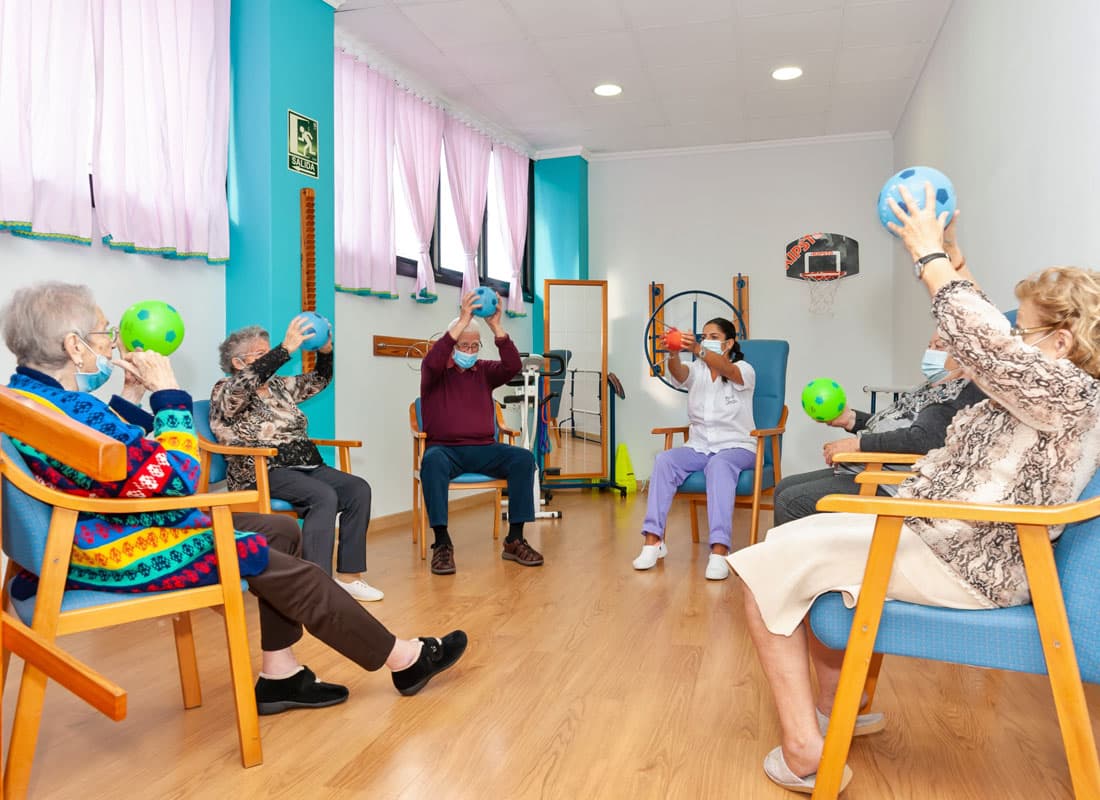 Clases de baile y deportes en centro de día para mayores en Vigo