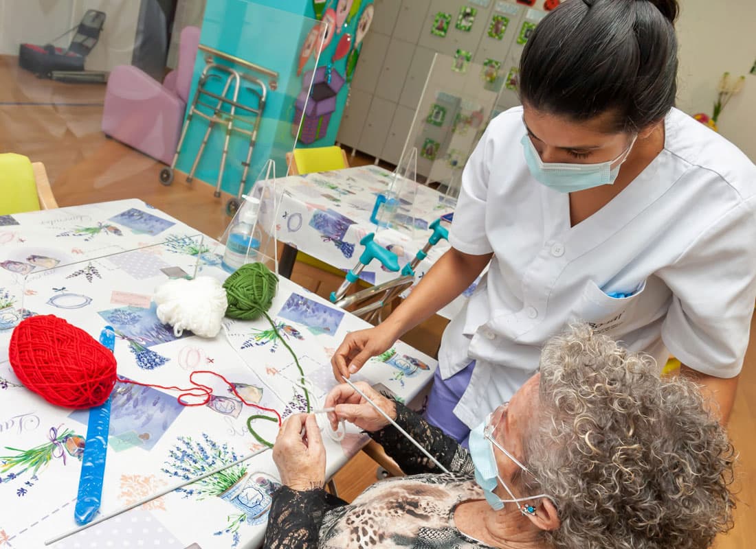 Talleres de manualidades en centro de día para mayores en Vigo