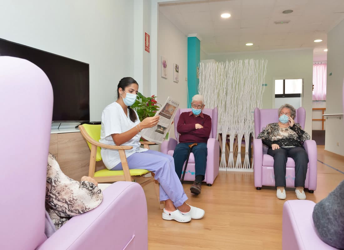 Salón y zona de descanso en centro de día para mayores en Vigo